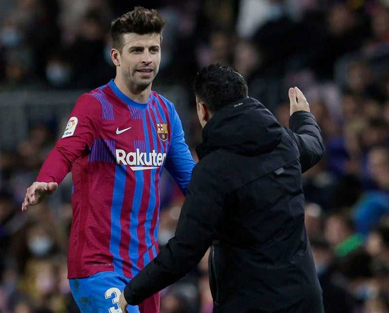 Gerard Piqué saluda a Xavi tras un duelo del Barcelona