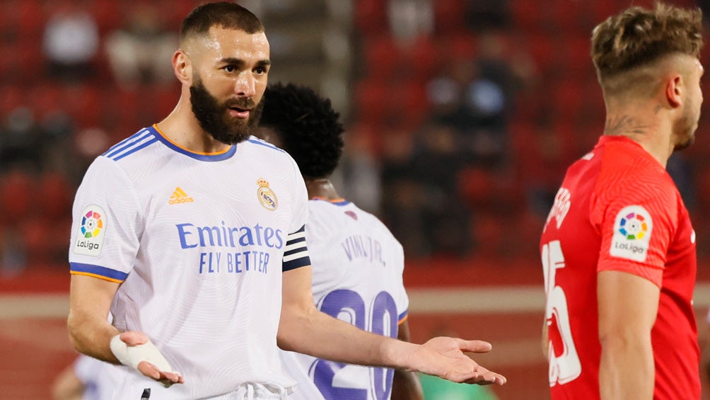 Benzema se preocupa tras una jugada