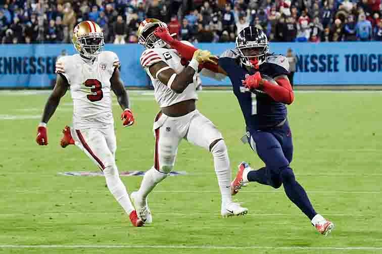 Jugador de Tennessee corriendo con el balón 