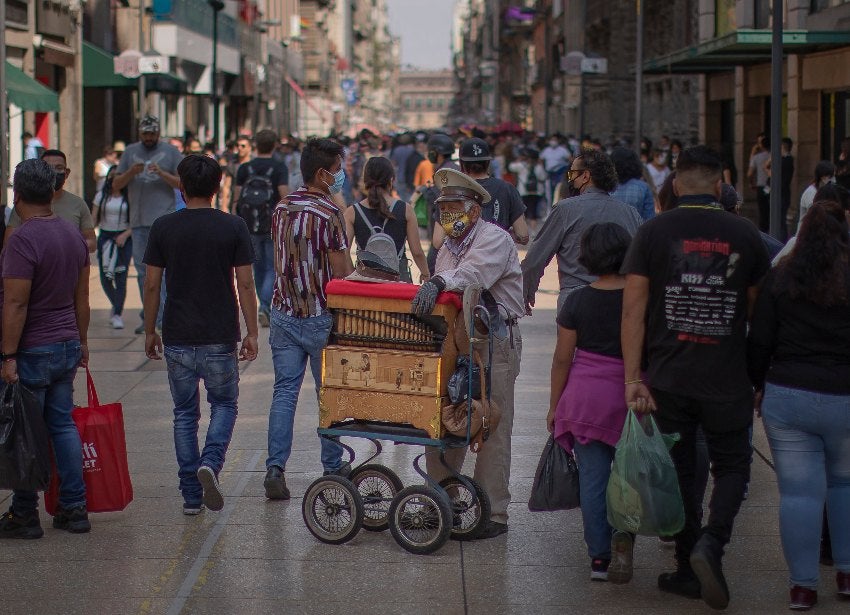 Personas con cubrebocas en el Zócalo 