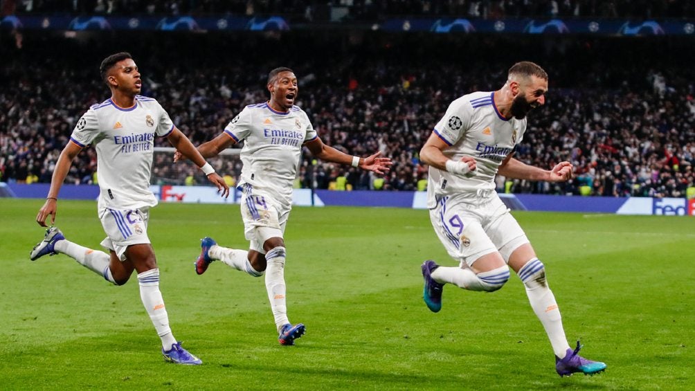 Karim Benzema festejando gol del Real Madrid en Champions League