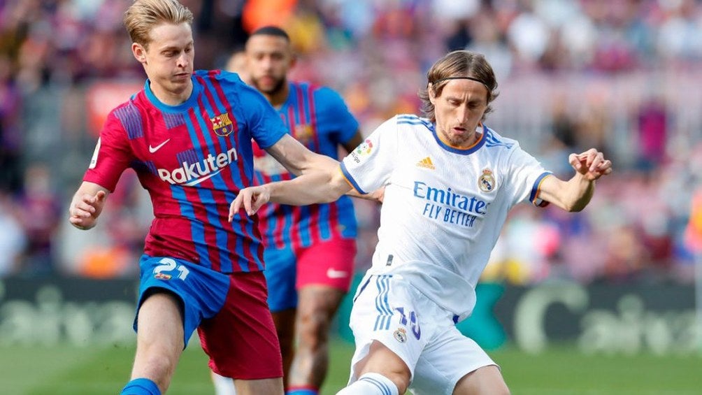 Barcelona y Real Madrid jugando el Clásico Español en el Camp Nou