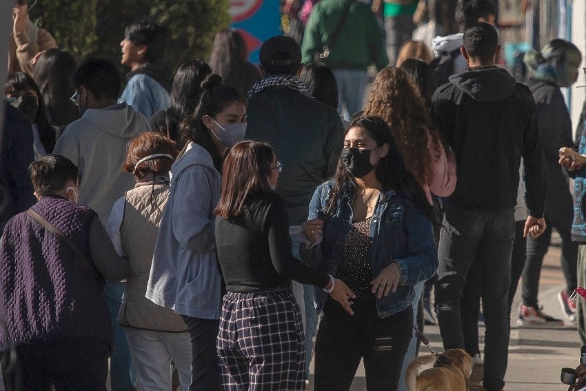 Personas con cubrebocas en el Zócalo 