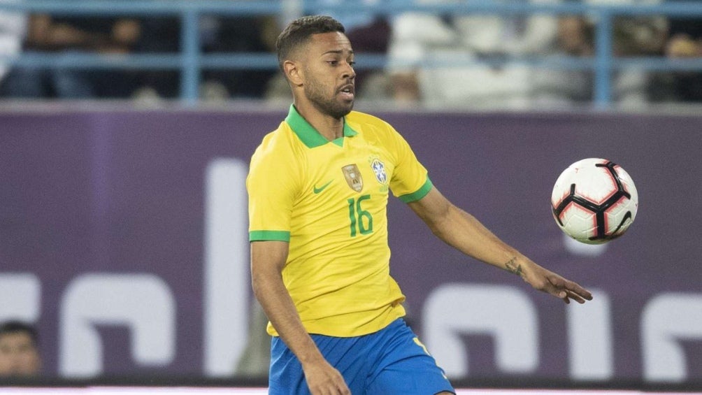 Renan Lodi en un partido de Brasil