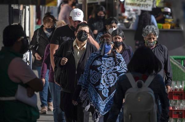 Personas con cubrebocas en calles del Centro Histórico de la CDMX