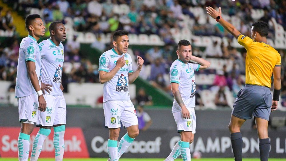 Jugadores de León en el juego ante Seattle