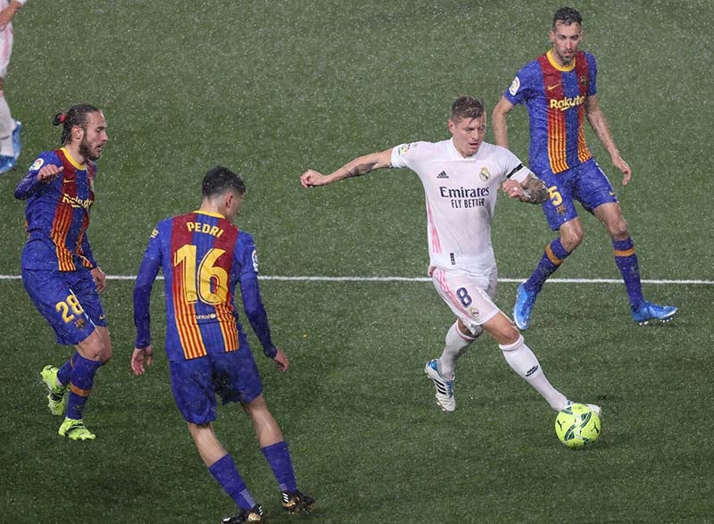 Kroos, Pedri y Busquets durante el Clásico español