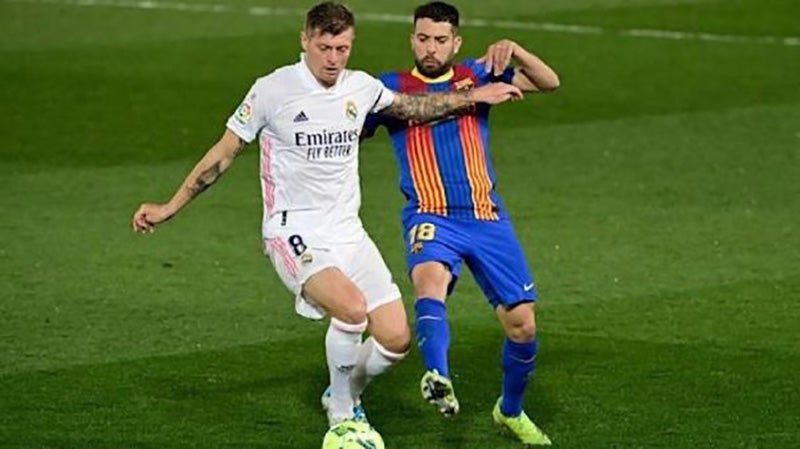 Kroos y Alba pelean un balón en el Clásico de España