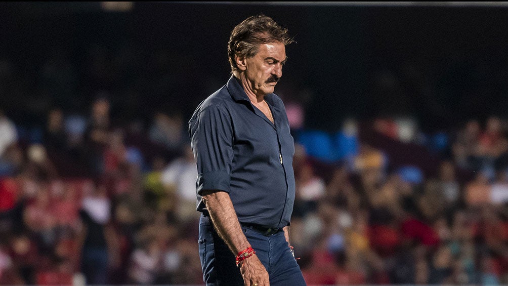 Ricardo La Volpe en un partido con Toluca