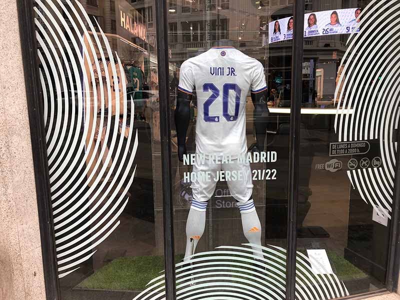 Uniforme de local del Real Madrid con Vinicius Jr.