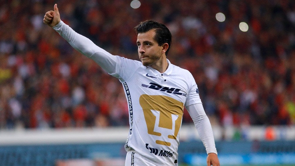 Alan Mozo jugando partido de la Liga MX con los Pumas