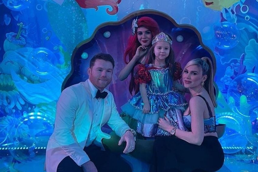 Canelo Álvarez junto a su familia