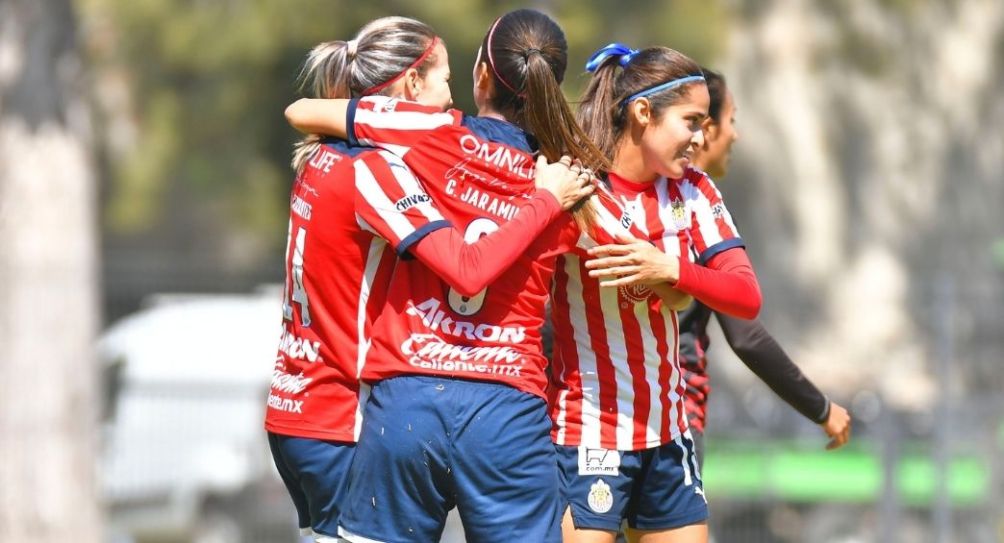 Jugadoras de Chivas festejando un gol