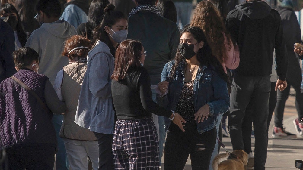 Personas con cubrebocas en el Zócalo 