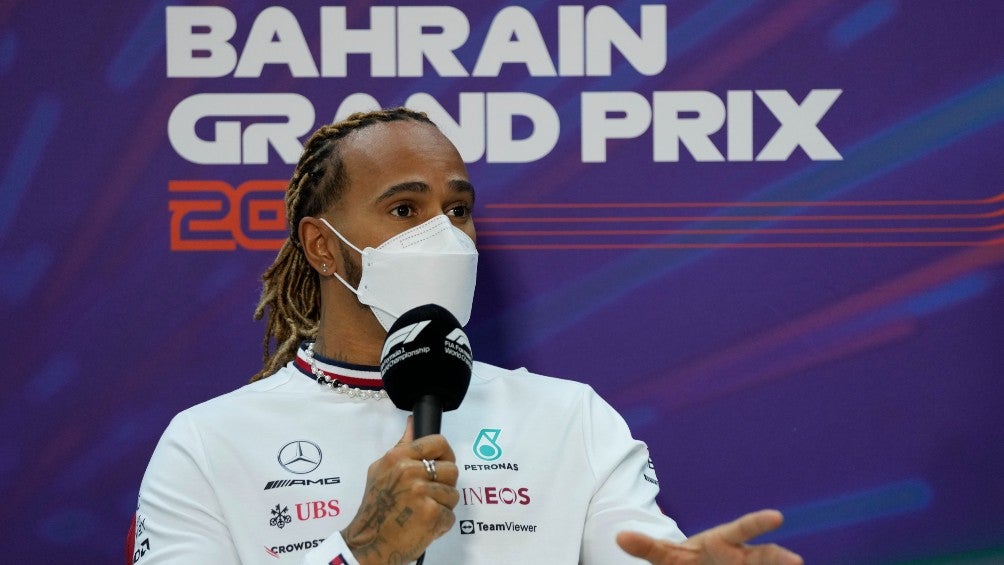 Hamilton habla con los medios previo al inicio de la temporada 2022. AP