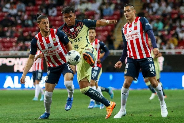 Hiram Mier durante el Clásico Nacional