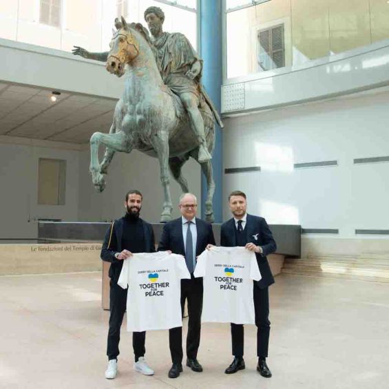 Capitanes de la Lazio y Roma para presentar la playera de apoyo 