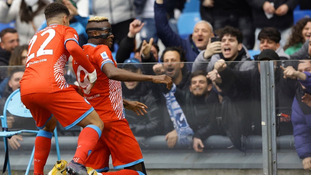 Víctor Oshimen celebrando su doblete vs Udinese