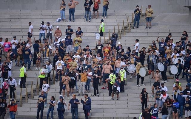 Aficionados en la zona del pebetero 