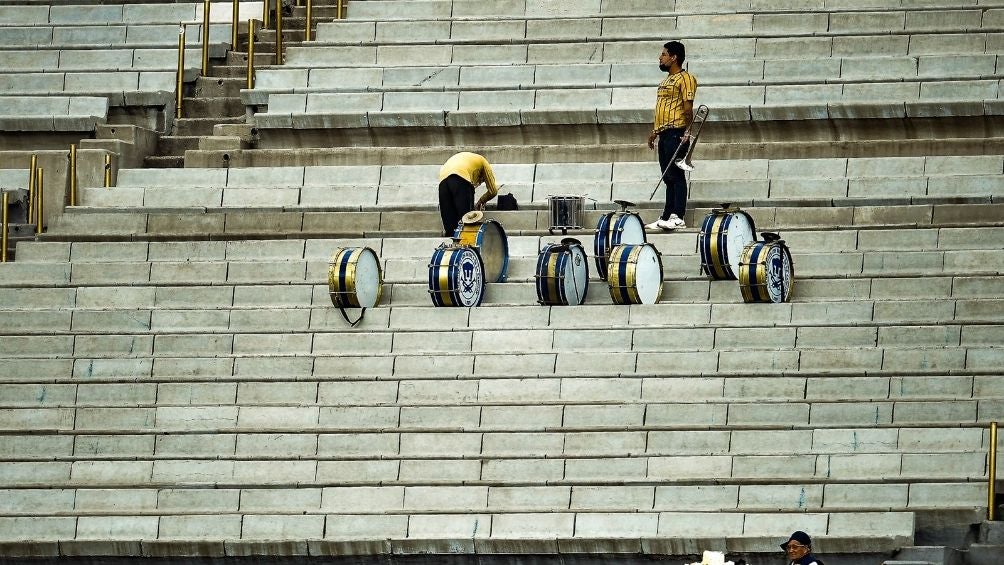 Aficionados en la zona del pebetero 