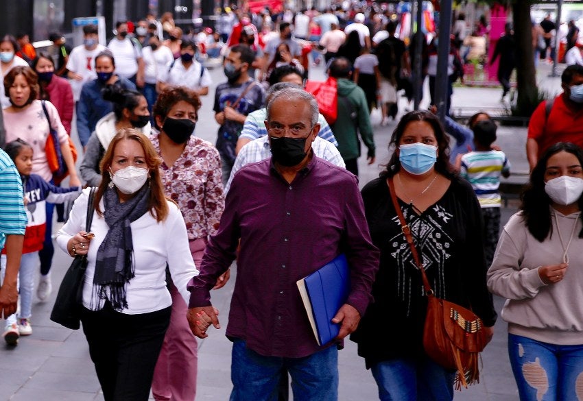 Personas con cubrebocas en el Zócalo 