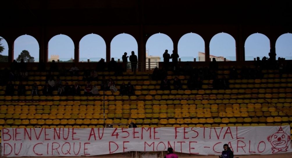 Manta colocada en el Stade Louis II