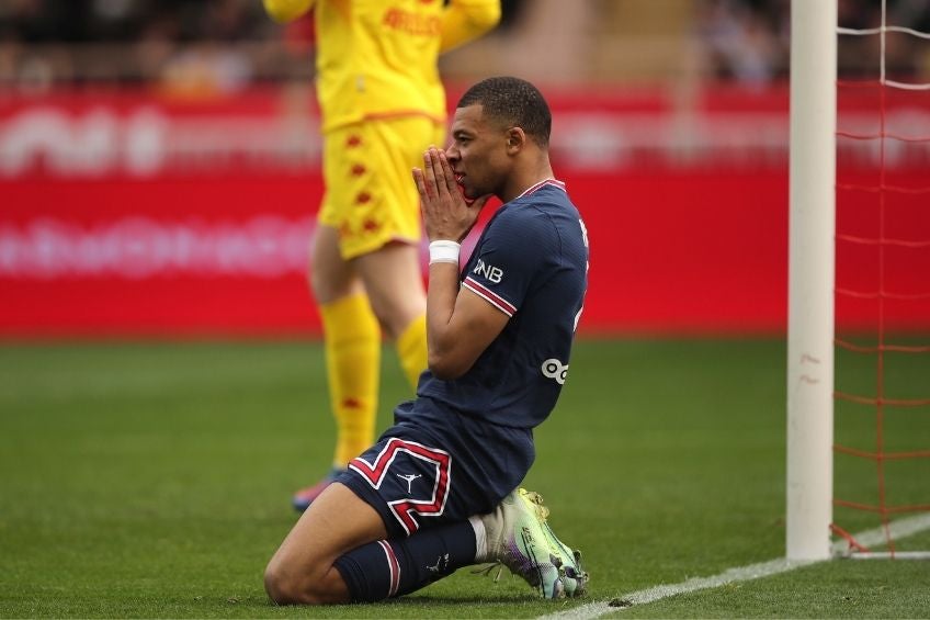 Mbappé lamentando una falla