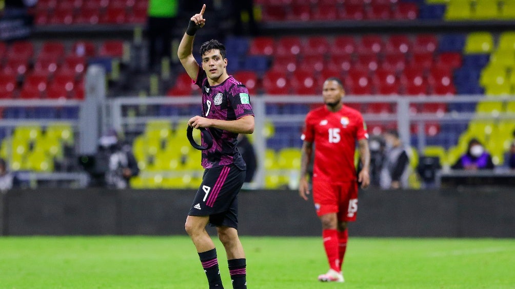 Raúl Jiménez celebrando un gol con la Selección Mexicana