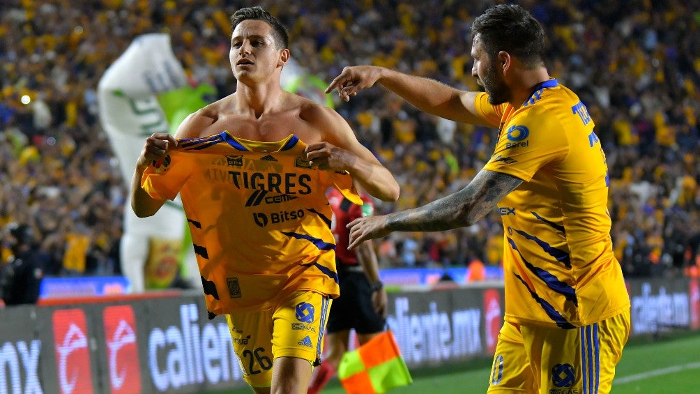 Thauvin celebra anotación junto a Gignac en el Clásico Regio