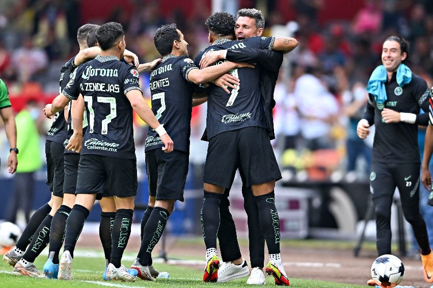 Roger Martínez celebrando su gol con Fernando Ortiz