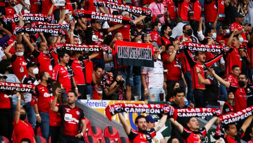 Aficionados rojinegros en el Clásico Tapatío