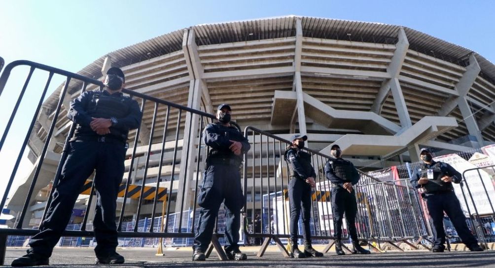 Policías afuera del Estadio Jalisco