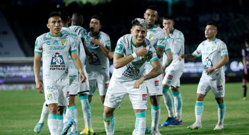 Jugadores del León festejando un gol