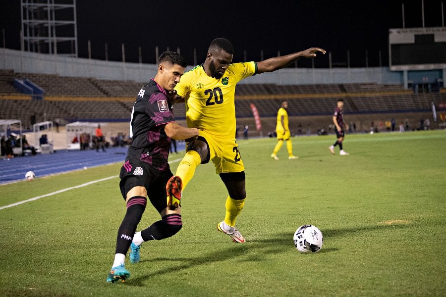 Uriel Antuna durante un partido con México