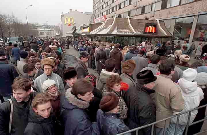 Personas haciendo filas para comprar en McDonald's en su último día 