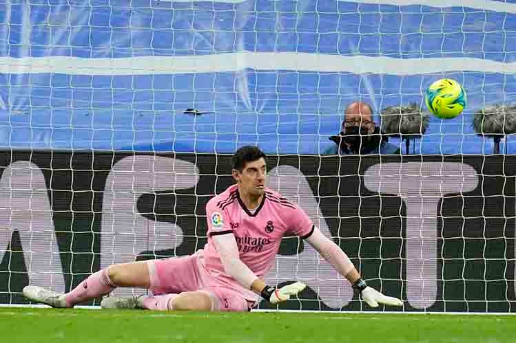 Courtois atajando una acción de gol 