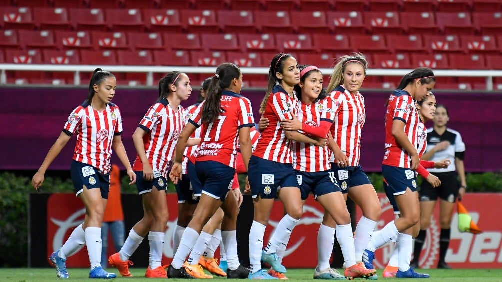 Jugadoras de Chivas festejan gol vs Puebla