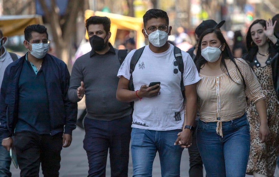 Habitantes de la Ciudad de México con cubrebocas