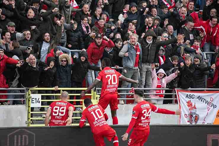 Jugadores del Amberes festejando un gol 