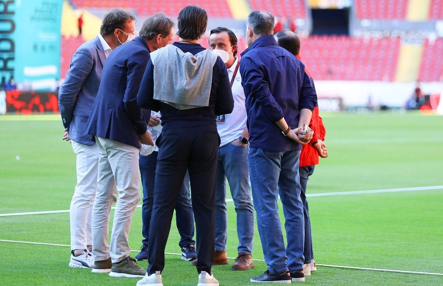 Mikel Arriola también convivió con la gente del PSV