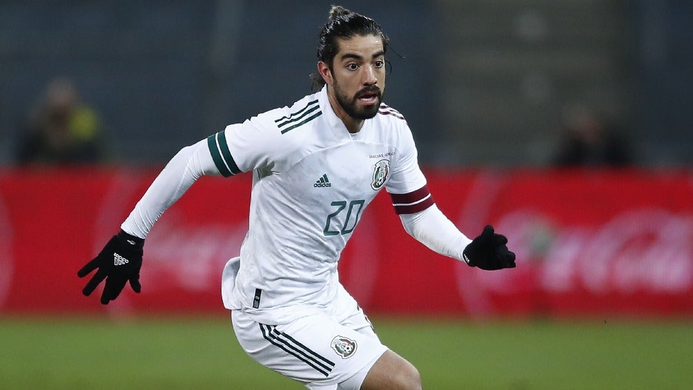 Rodolfo Pizarro jugando partido con la Selección Mexicana