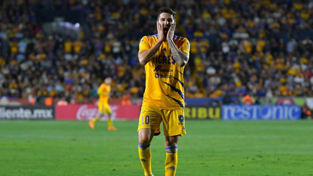 André-Pierre Gignac durante un partido con Tigres