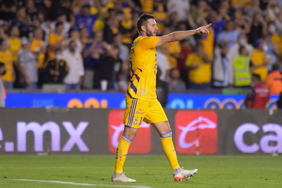 André-Pierre Gignac durante un partido con Tigres