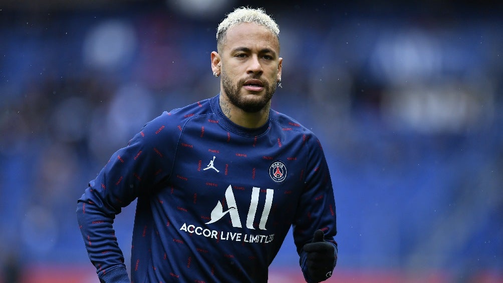 Neymar durante entrenamiento con el París Saint-Germain