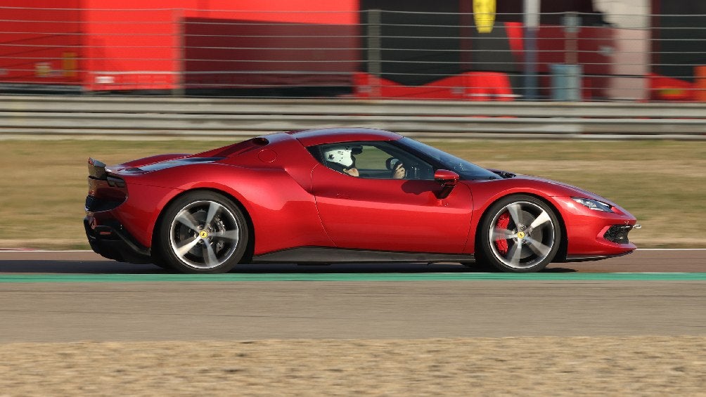 Carlos Sainz paseando a Zlatan Ibrahimovic en el circuito de Fiorano