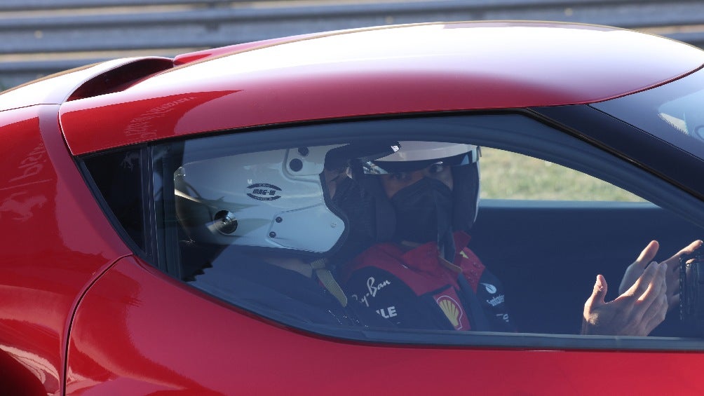 Carlos Sainz paseando a Zlatan Ibrahimovic en el circuito de Fiorano