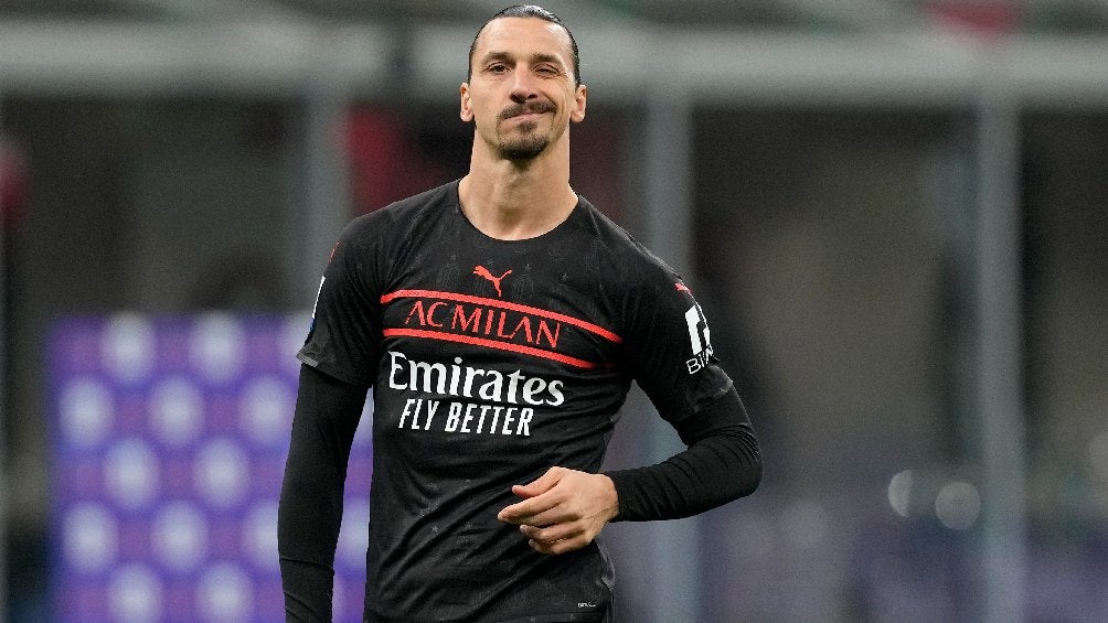 Zlatan Ibrahimovic jugando partido con el Milan en la Serie A