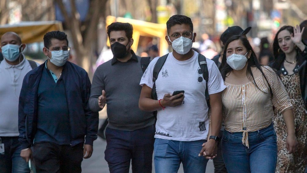 Personas caminando por las calles de la Ciudad de México durante la pandemia