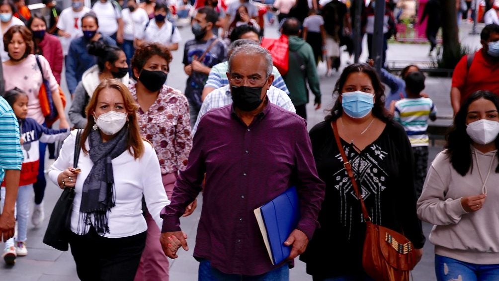 Personas caminando por las calles de la Ciudad de México durante la pandemia