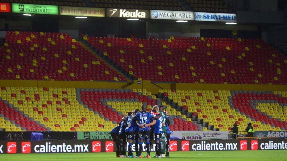 Jugadores de Querétaro previo a un partido